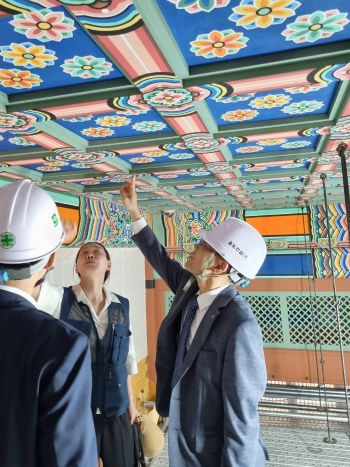 260529 (사진) 2서울지방조달청 ‘경복궁 흥복전 권역 단청 복원공사’ 현장방문 점검 실시